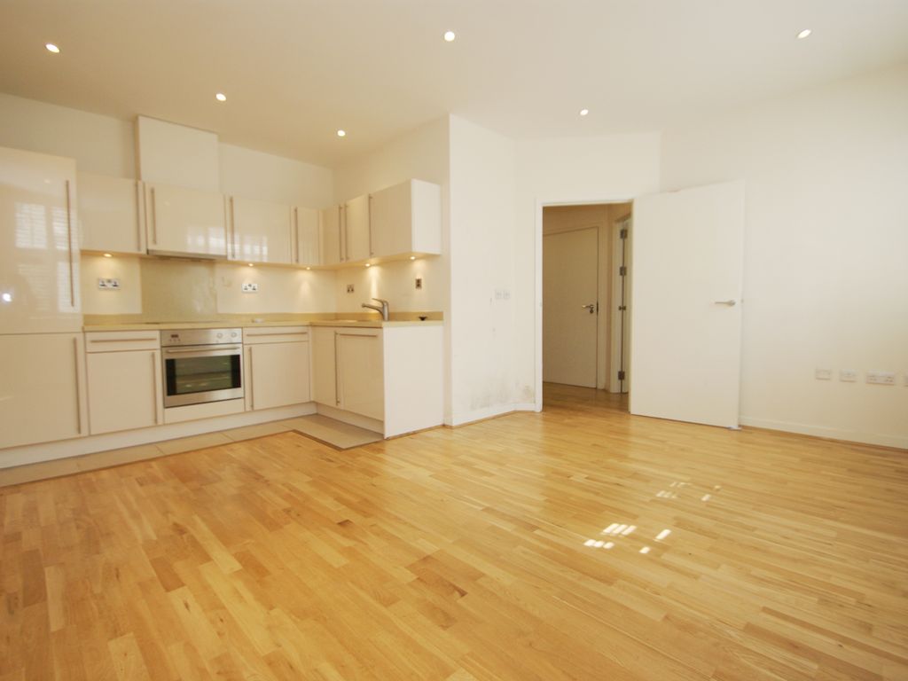 1 bed flat to rent in Bromyard Avenue, London W3, £1,650 pcm Zoopla