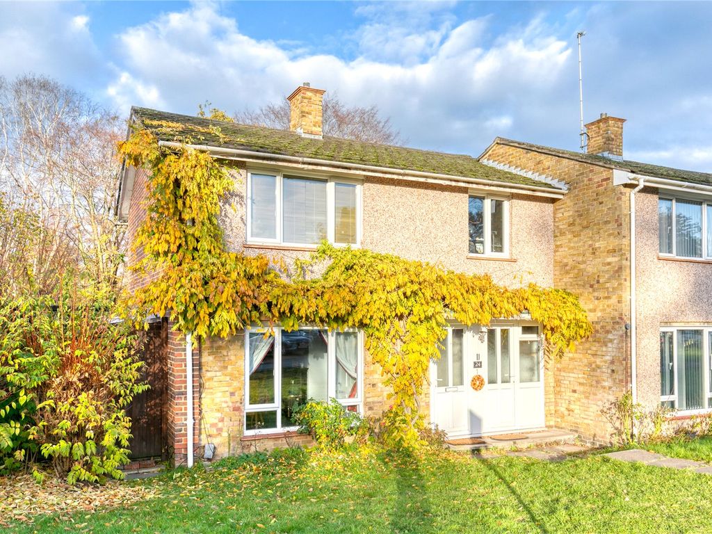 3 bed end terrace house for sale in Cherbury Close, Bracknell