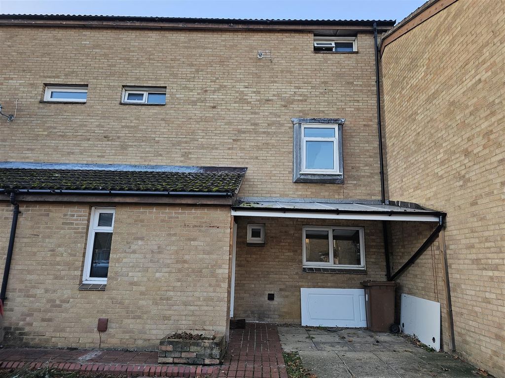 5 bed terraced house to rent in Artindale, South Bretton, Peterborough