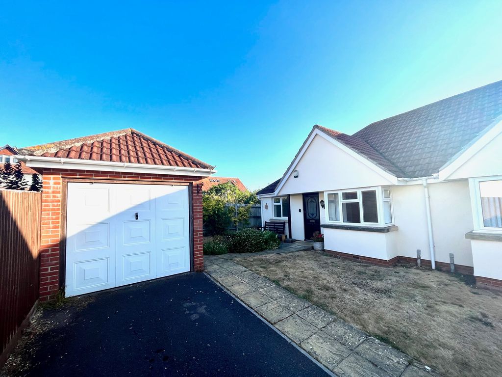 2 bed semidetached bungalow to rent in Alexandra Gardens, Minehead