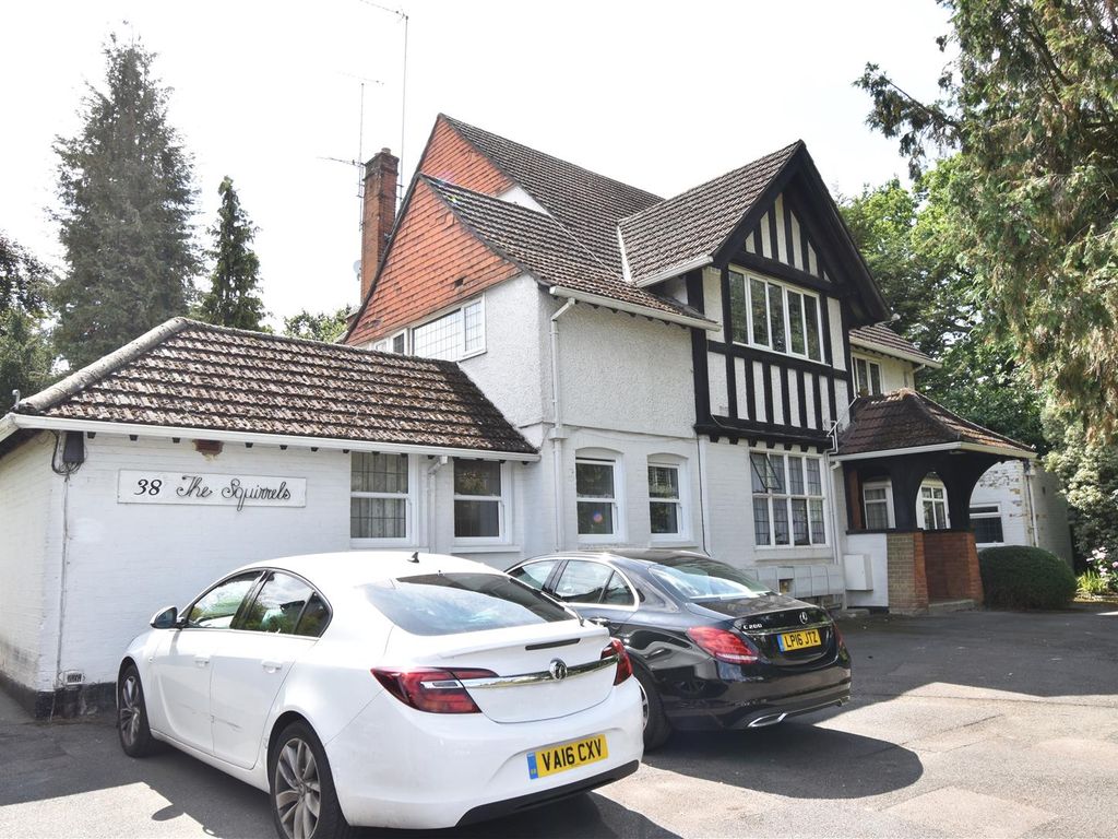 2 bed flat to rent in Lovelace Road, Long Ditton, Surbiton KT6, £1,650