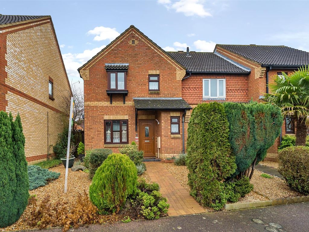 3 bed end terrace house for sale in Clover Avenue, Bedford MK41, £