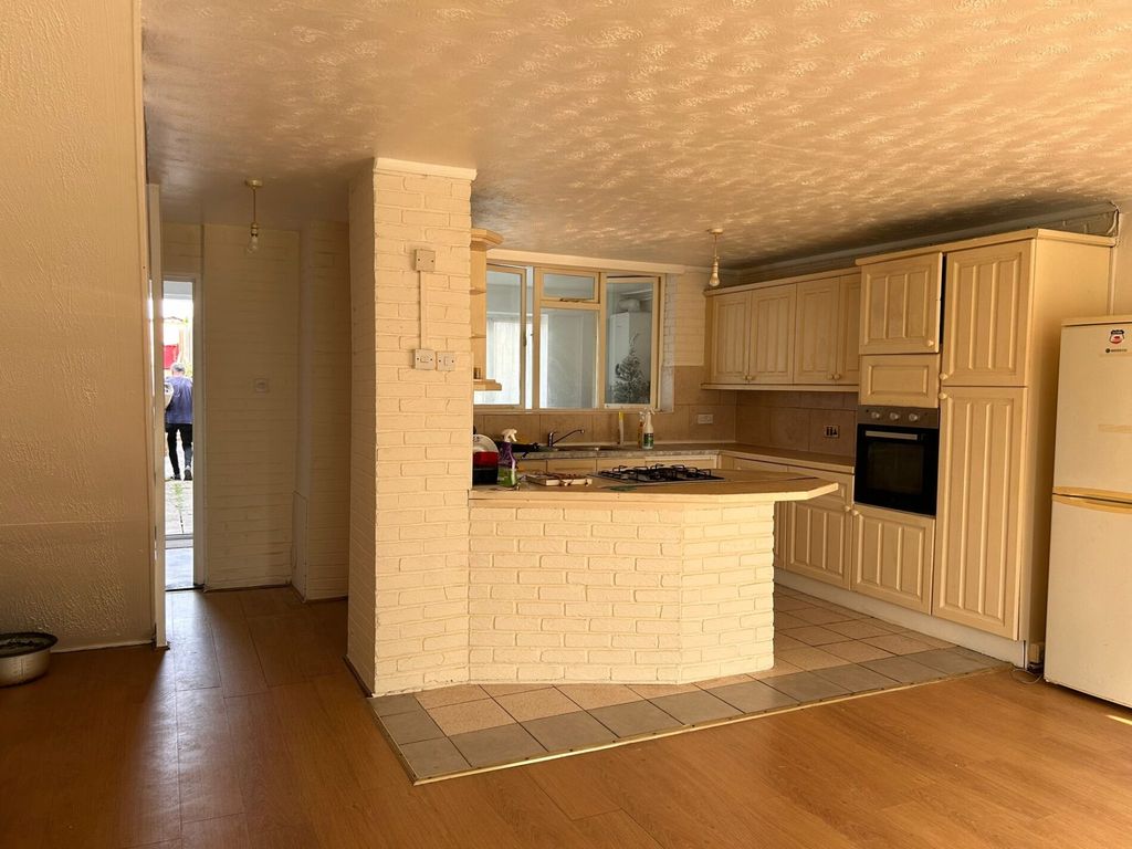 3 bed flat to rent in Aveley Walk, Reading RG2, £1,500 pcm Zoopla