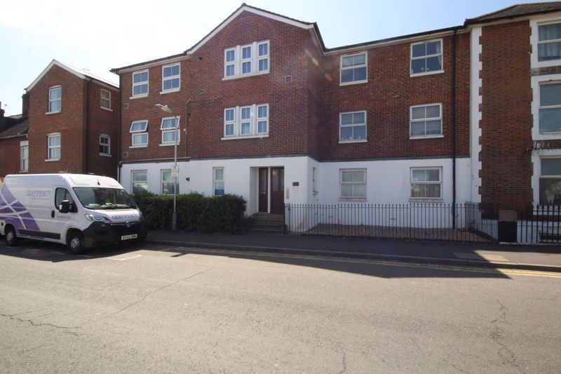 Studio to rent in Priory Court, 35 Priory Road, Tonbridge TN9 Zoopla