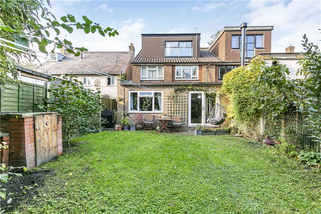 2 bed flat for sale in The Broadway, Laleham, StainesUponThames