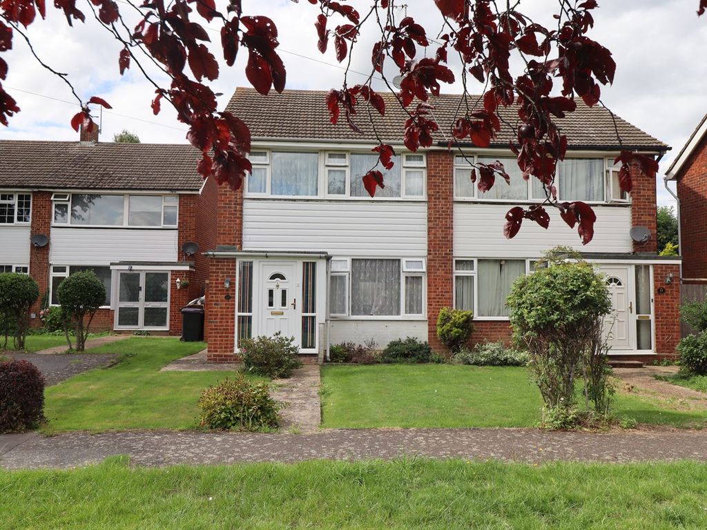 3 bed semidetached house for sale in Hilary Crescent, Rayleigh SS6, £