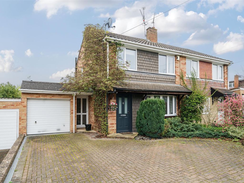 4 bed semidetached house for sale in Cheviot Road, Sandhurst