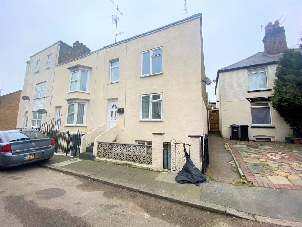 3 bed end terrace house to rent in Dane Hill Row, Margate CT9, £950 pcm