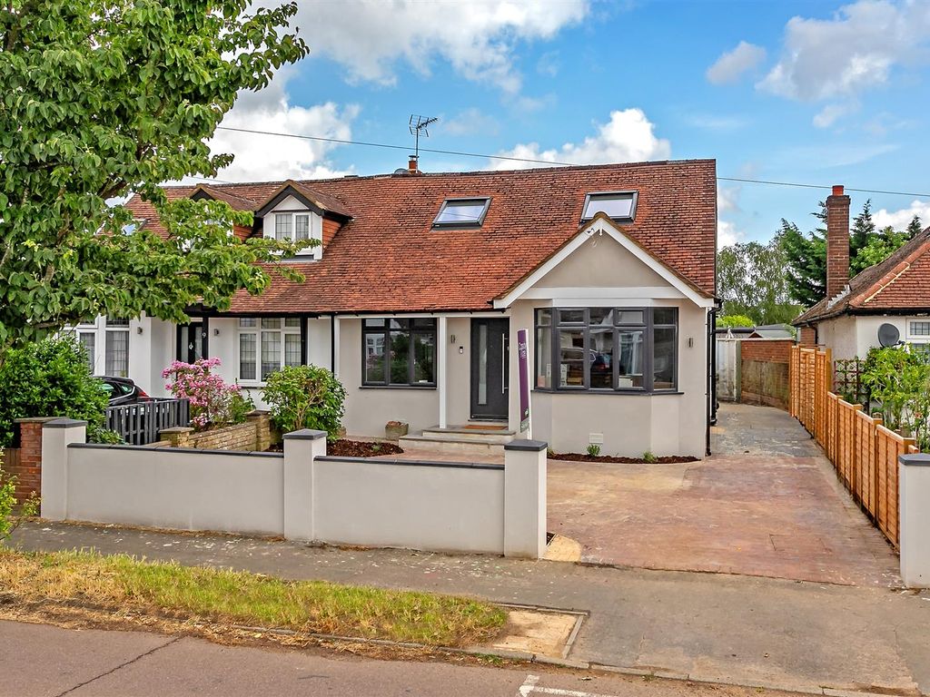 4 bed semidetached bungalow for sale in West Avenue, Chiswell Green
