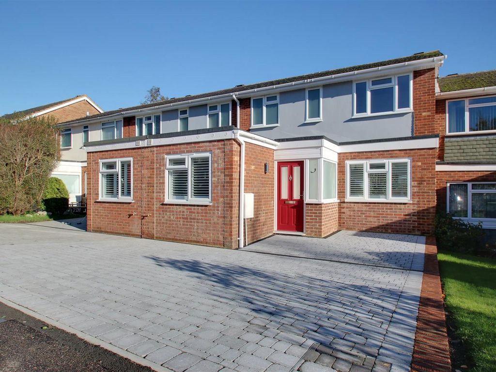 4 bed terraced house to rent in Langley Crescent, Kings Langley WD4, £