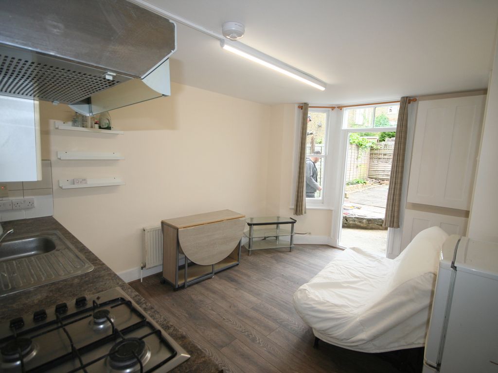 2 bed flat to rent in Fairmount Road, Brixton SW2, £1,750 pcm Zoopla
