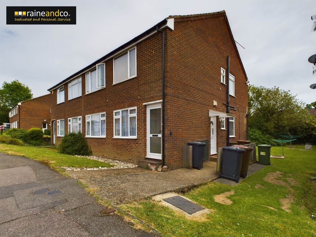 2 bed for sale in St Vincents Way, Potters Bar EN6, £320,000
