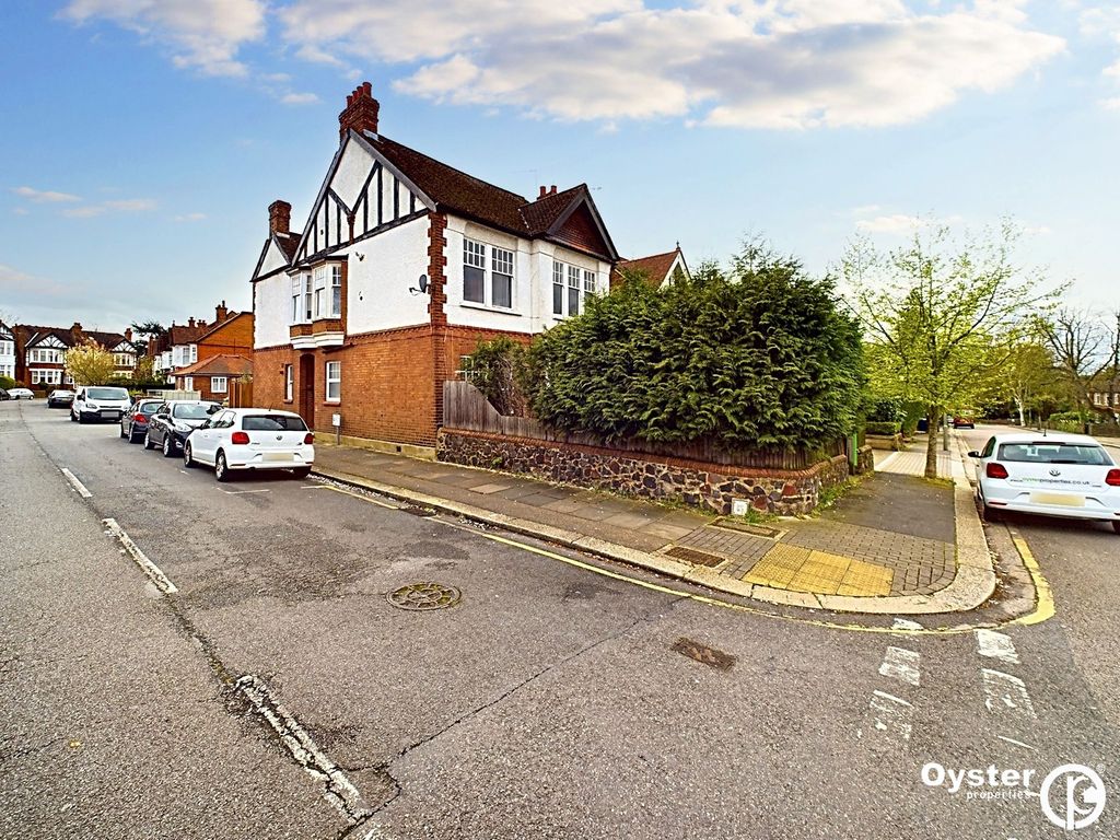 1 bed flat to rent in Holden Road, London N12, £1,600 pcm Zoopla