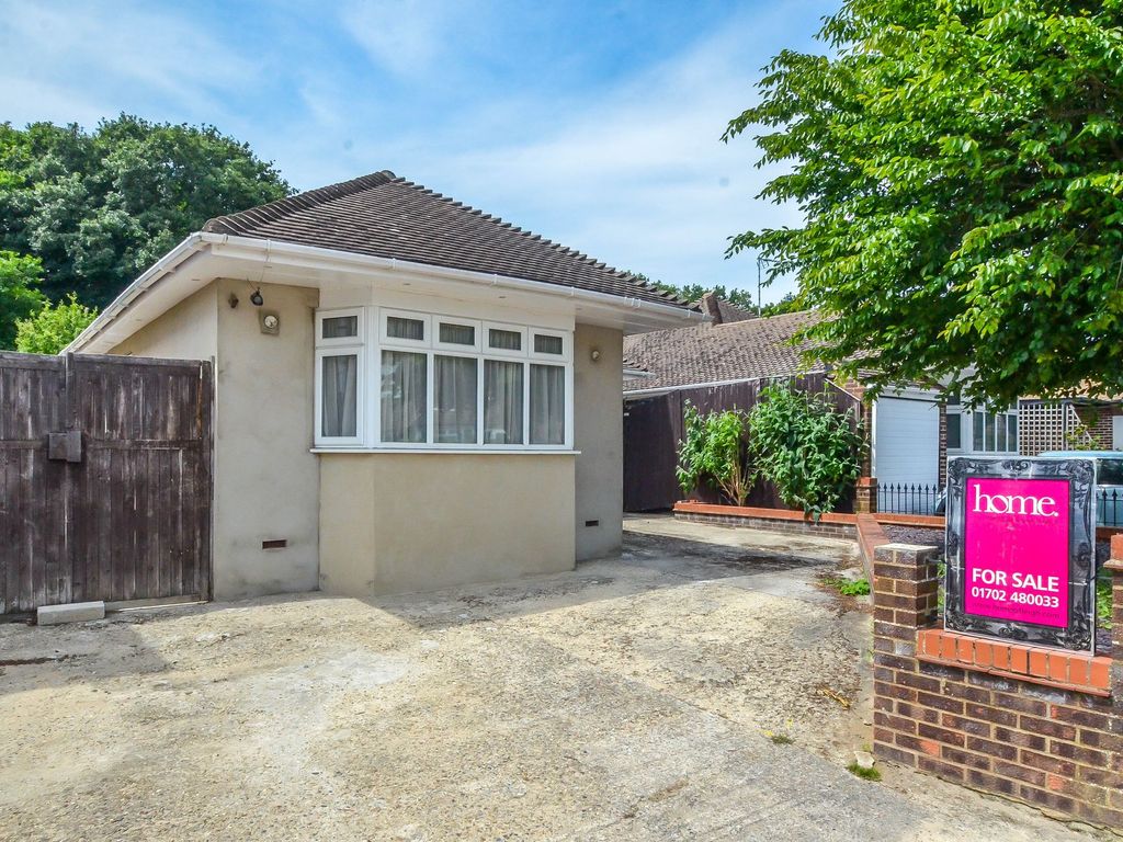 3 bed property for sale in Woodside, LeighOnSea SS9 Zoopla
