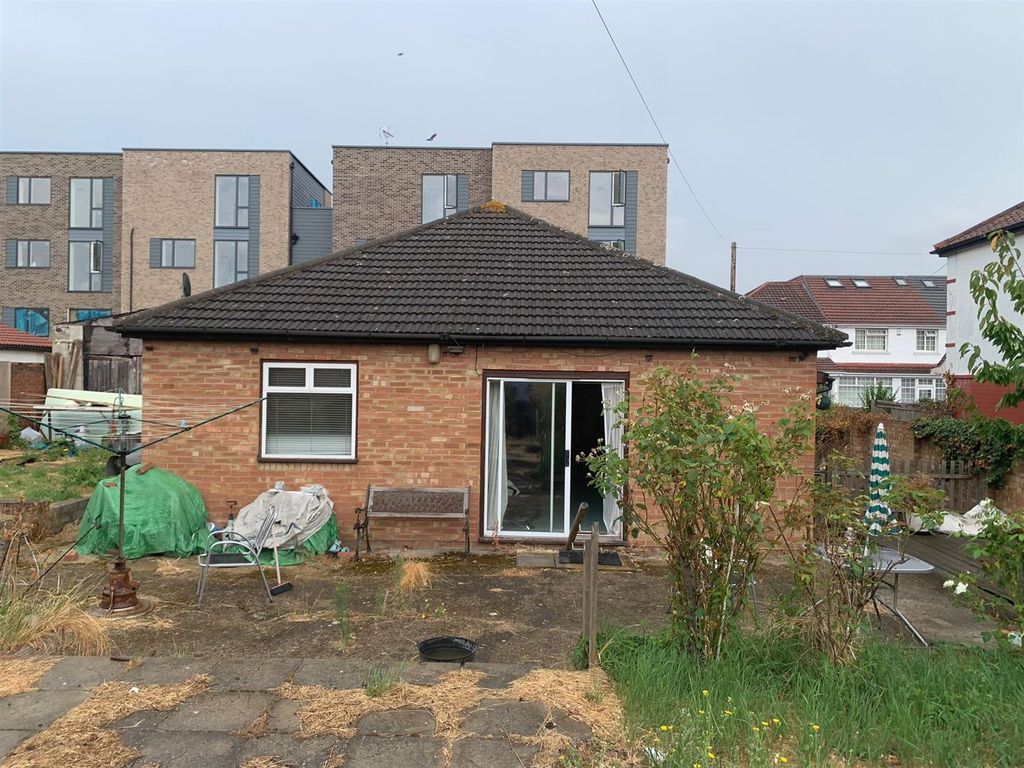 4 bed detached bungalow for sale in 49 Cherry Avenue, Southall UB1 Zoopla