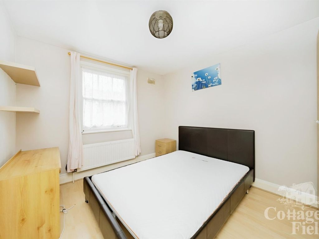 4 bed terraced house to rent in Thornaby Gardens, London N18, £2,200