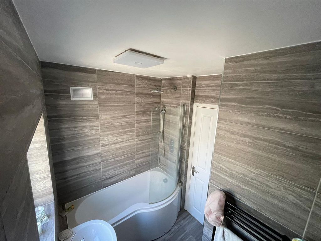 3 bed property to rent in Dugdale Hill Lane, Potters Bar EN6, £2,500