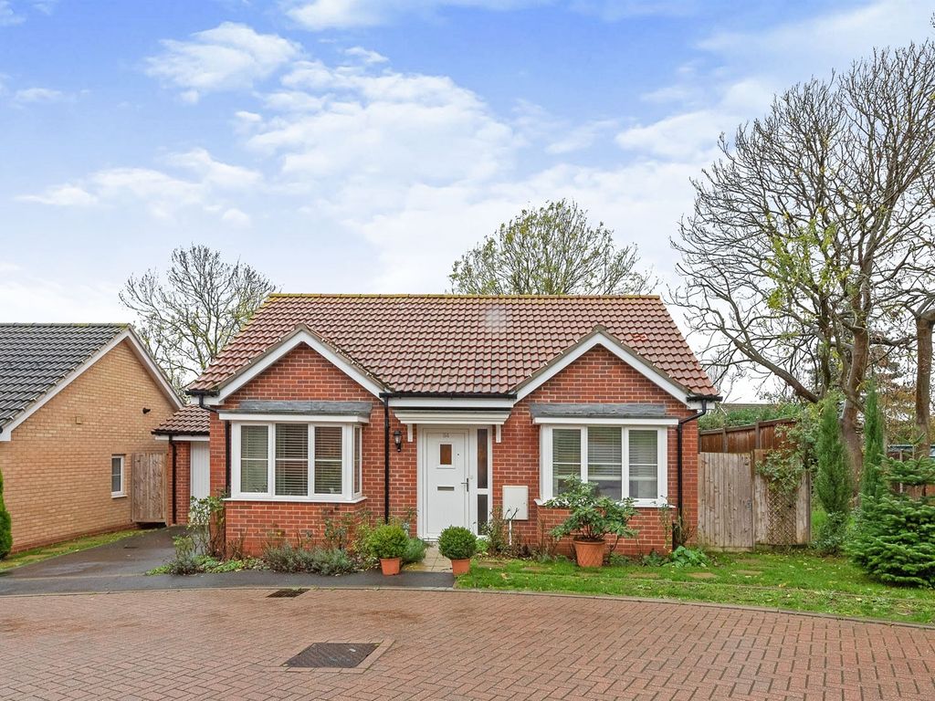 2 bed detached bungalow for sale in Wagtail Drive, Stowmarket IP14 Zoopla
