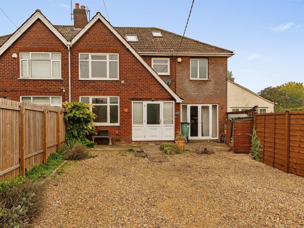 3 bed semidetached house for sale in Bath Road, Chippenham SN14, £