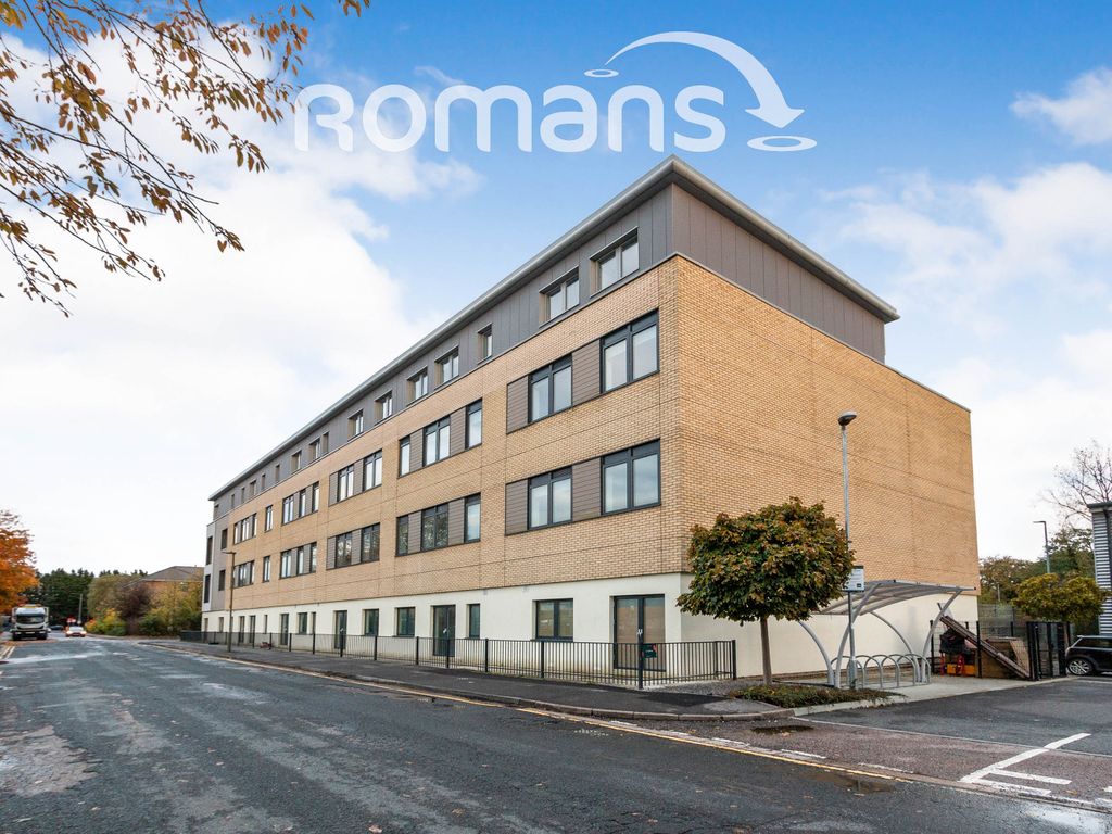 1 bed flat to rent in Lyon Way, Frimley, Camberley GU16, £1,175 pcm