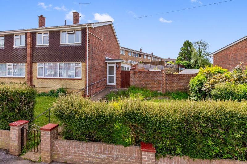 4 bed semidetached house for sale in Millbrook Drive, Havant PO9, £