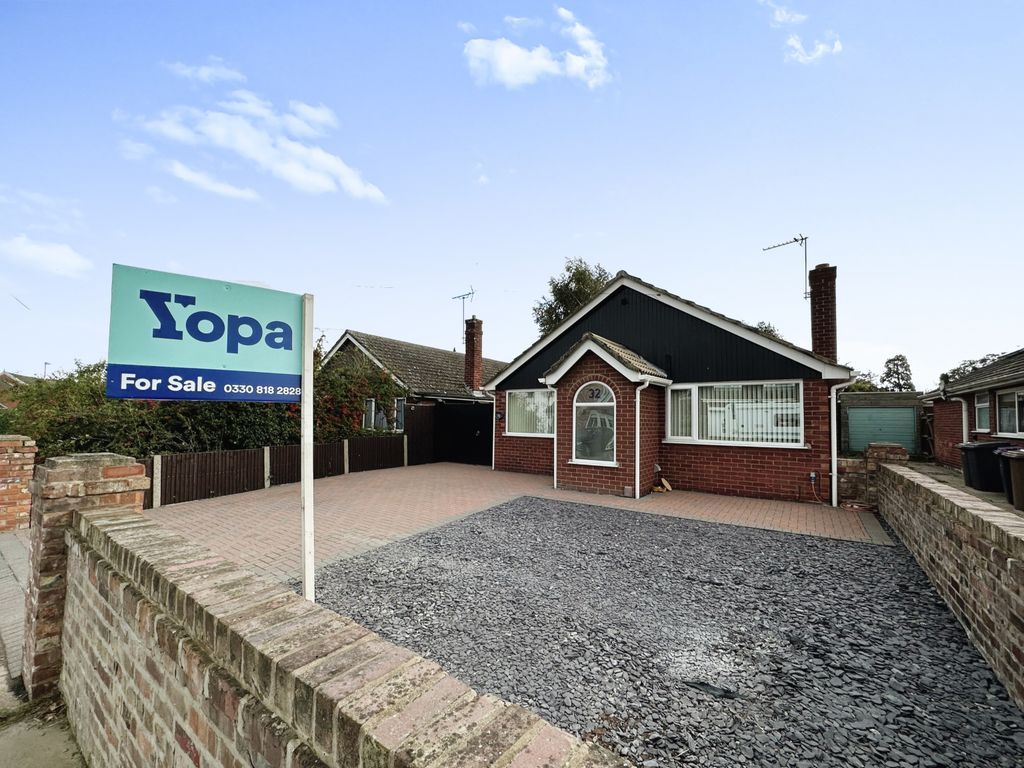 4 bed detached bungalow for sale in High Street, Skellingthorpe