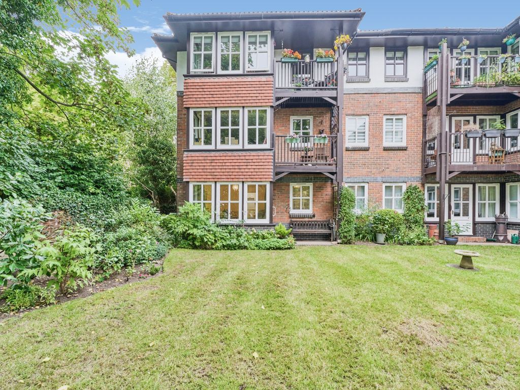 2 bed flat for sale in Madeira Road, West Byfleet, Surrey KT14, £