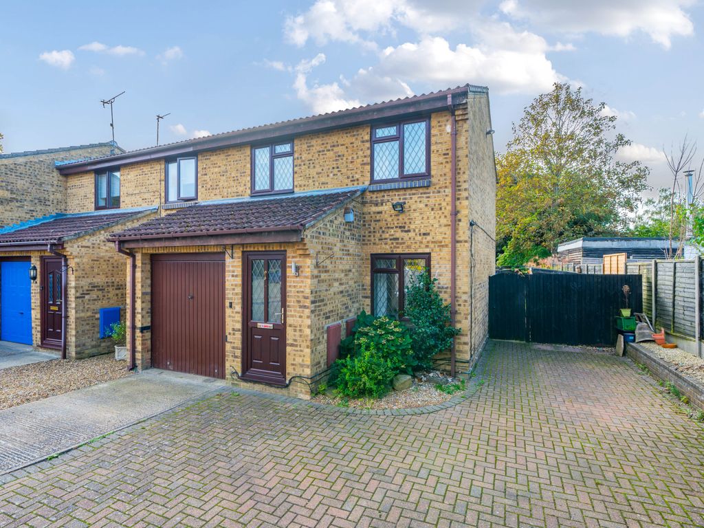 3 bed end terrace house for sale in Hermitage Close, Farnborough GU14