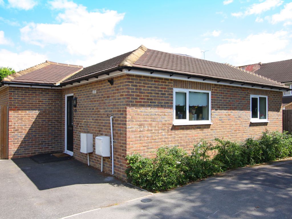 2 bed detached bungalow to rent in Avards Close, Hawkhurst, Cranbrook