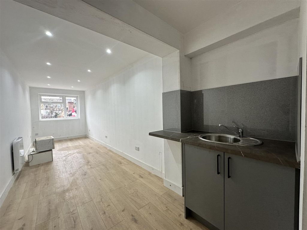 Room to rent in Belgrave Road, Slough SL1, £975 pcm Zoopla