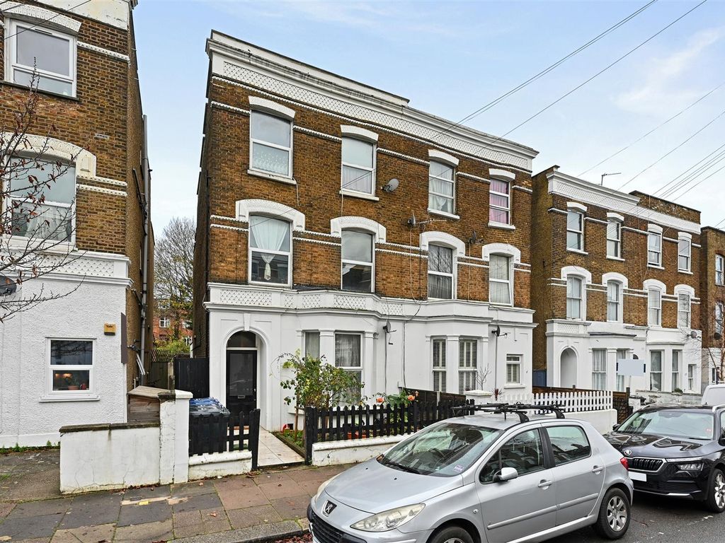 5 bed semidetached house for sale in Essex Road, London W3, £800,000