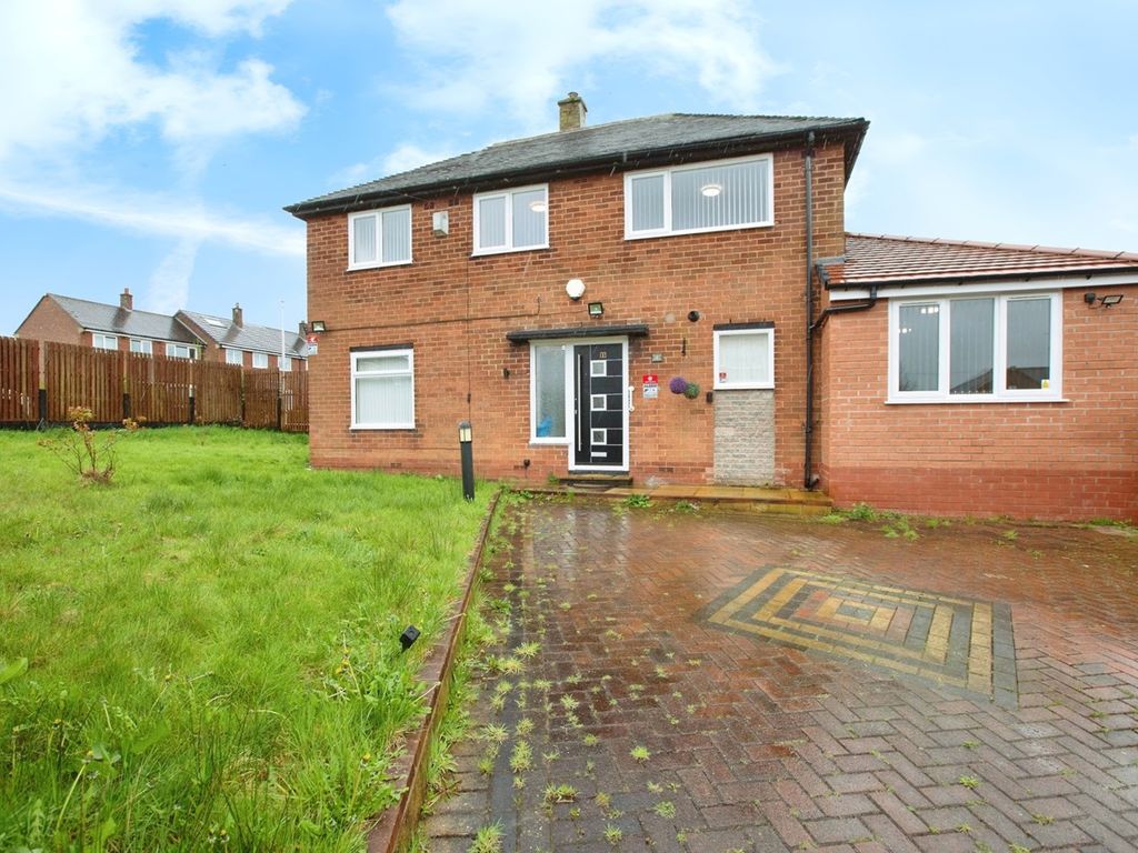 3 bed end terrace house for sale in Luton Road, AshtonOnRibble