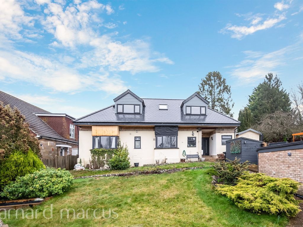 6 bed detached house for sale in Rosebery Road, Epsom KT18, £900,000