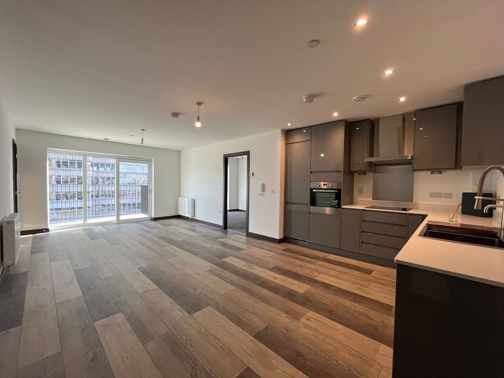 2 bed flat to rent in 27 Victoria Avenue, Southend On Sea SS2, £1,500