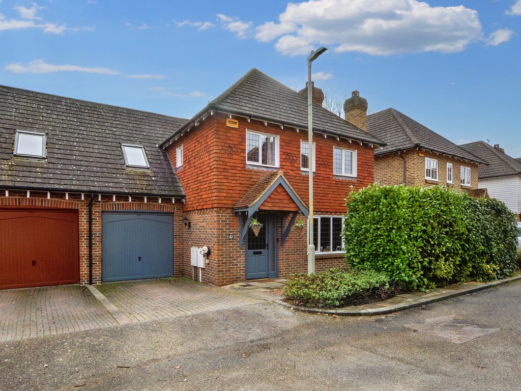 5 bed linkdetached house for sale in Brisley Court, Kingsnorth TN23