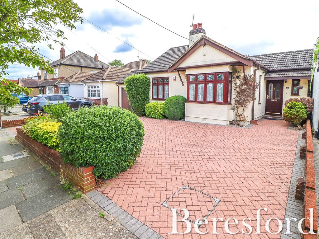 3 bed bungalow for sale in Cranham Gardens, Upminster RM14, £575,000