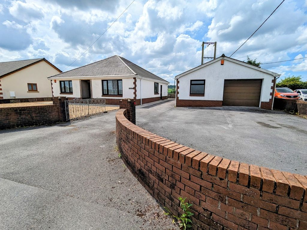 4 bed detached bungalow for sale in Llanddarog, Carmarthen