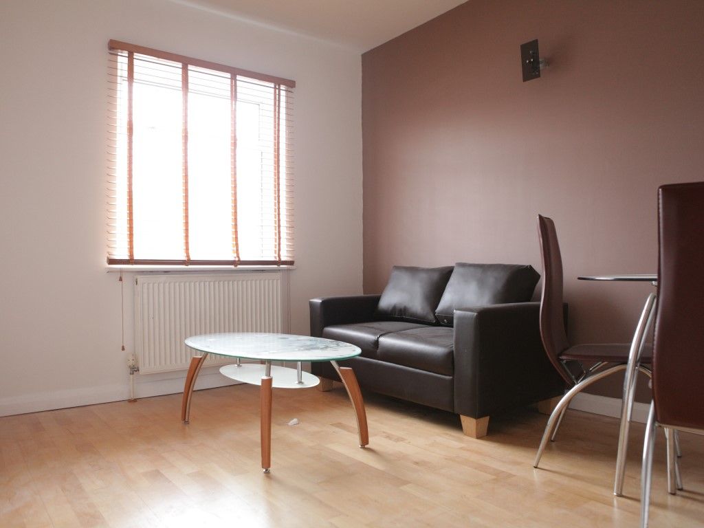 1 bed flat to rent in Guildford Road, Ilford IG3, £1,300 pcm Zoopla