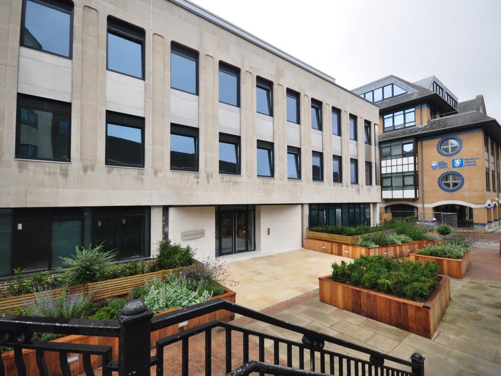 2 bed flat to rent in Chart Way, Horsham RH12 Zoopla