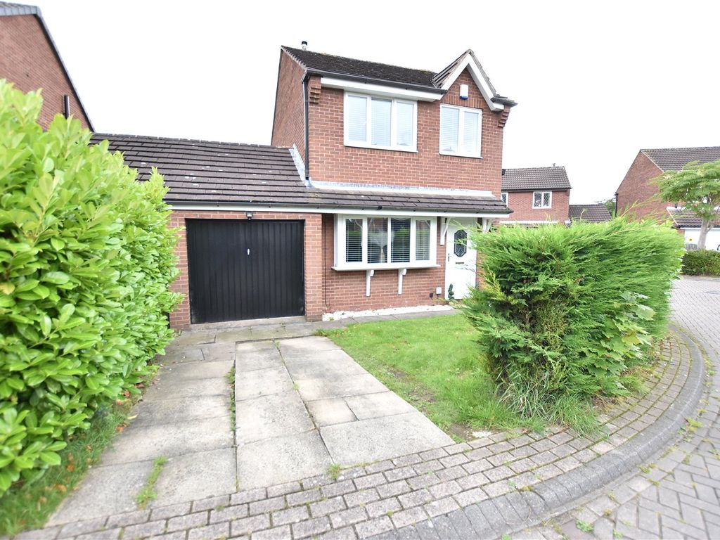 3 bed linkdetached house for sale in Laurel Hill View, Leeds, West