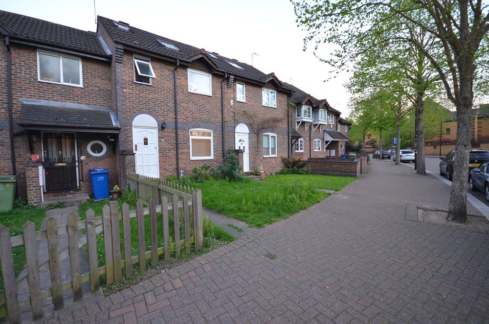 3 bed terraced house to rent in Timber Pond Road, London SE16, £2,500