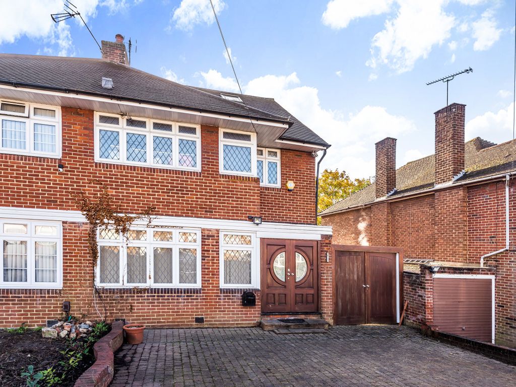 4 bed semidetached house to rent in Blackwell Gardens, Edgware