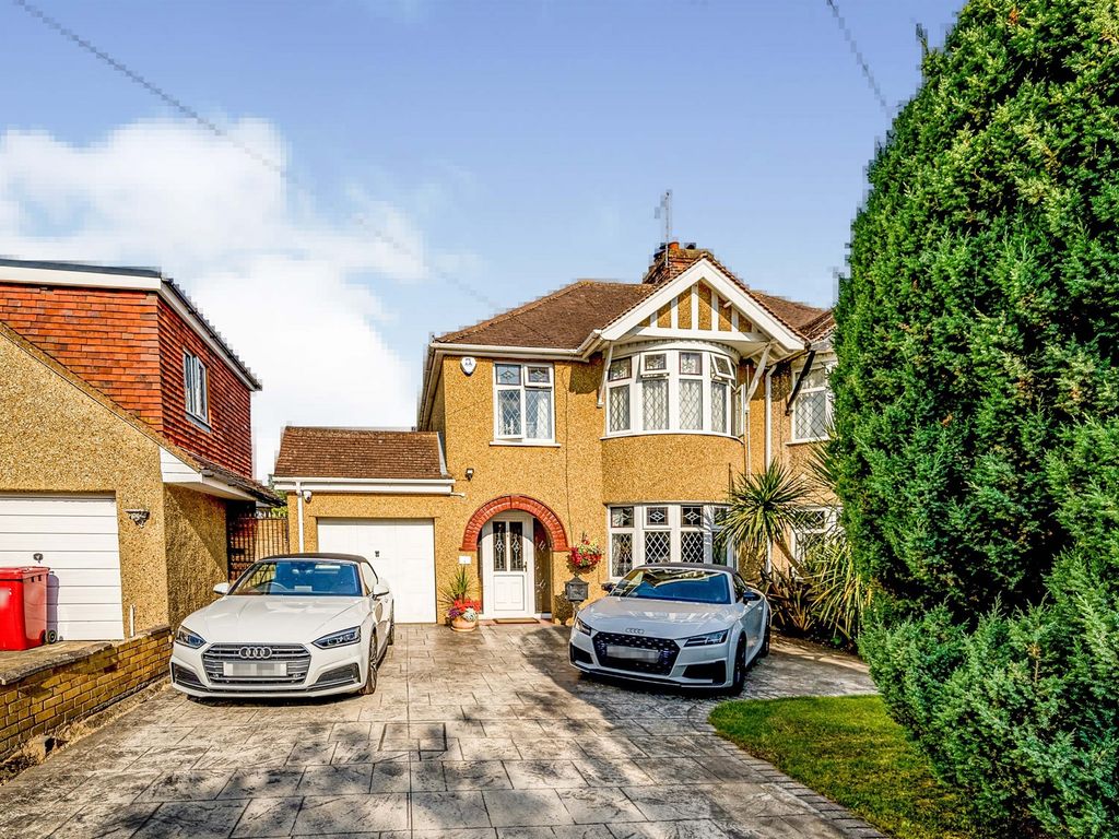 3 bed semidetached house for sale in Westlands Avenue, Burnham, Slough