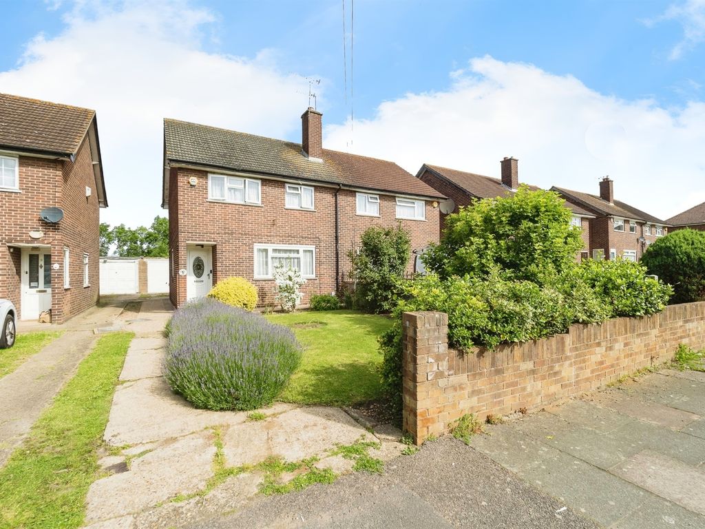 3 bed semidetached house for sale in Keats Avenue, Romford RM3, £