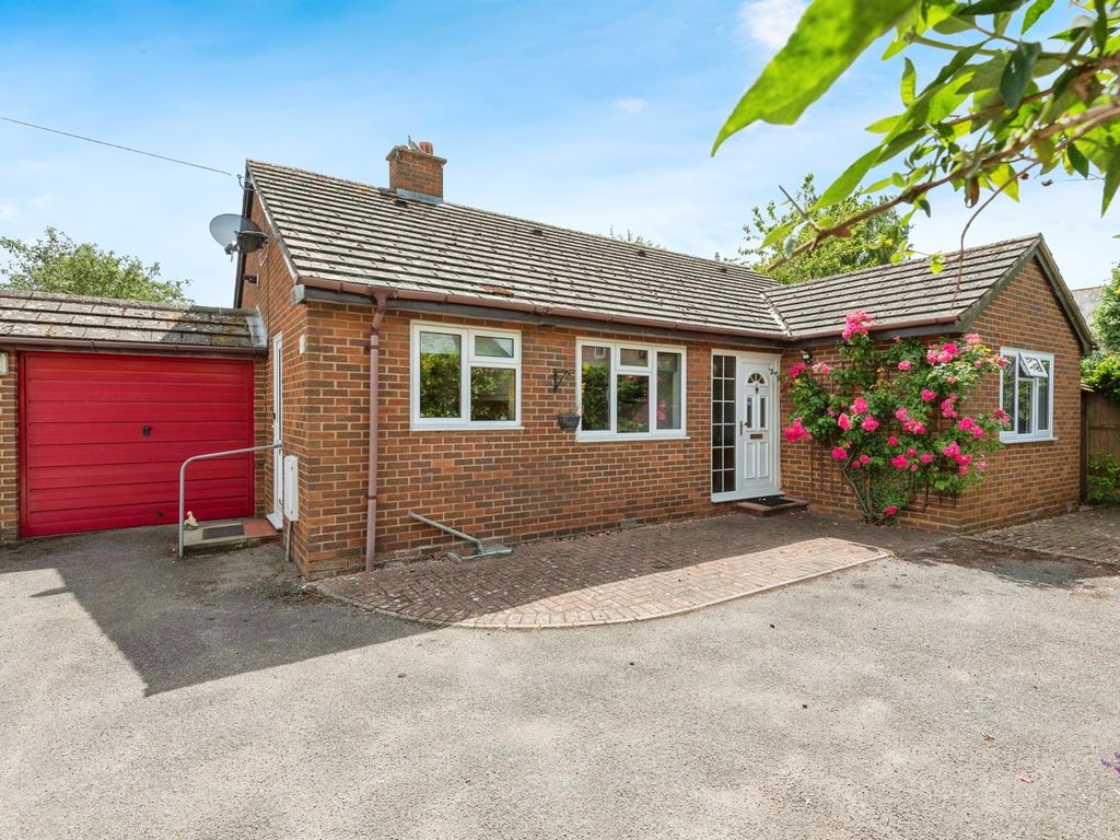 3 bed detached bungalow for sale in Queensway, Royston SG8, £500,000
