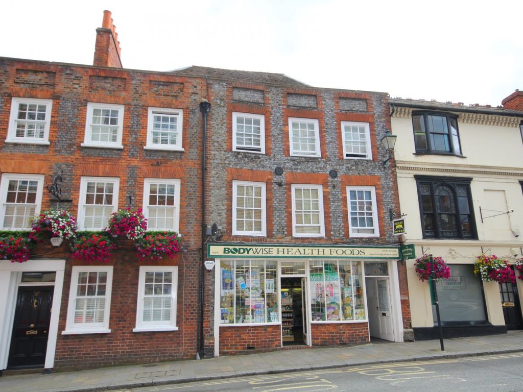 2 bed flat to rent in Market Place, HenleyOnThames, Oxfordshire RG9