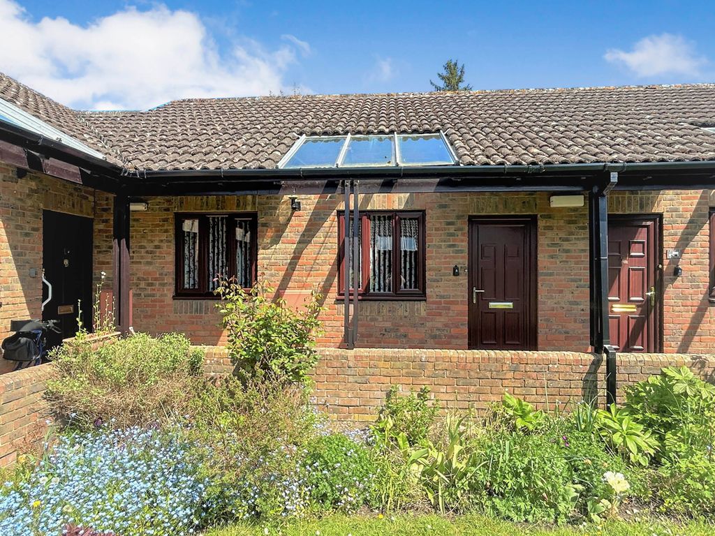 1 bed terraced bungalow for sale in Middlebridge Street, Romsey SO51, £