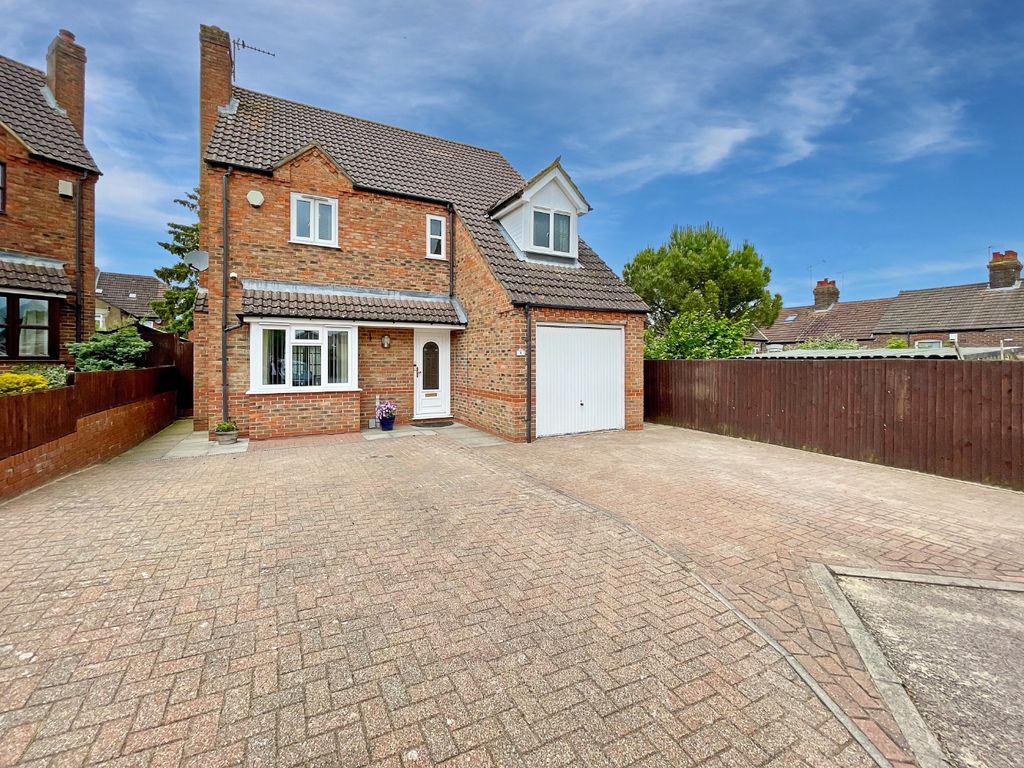 4 bed detached house for sale in St. Pauls Gardens, Luton, Bedfordshire