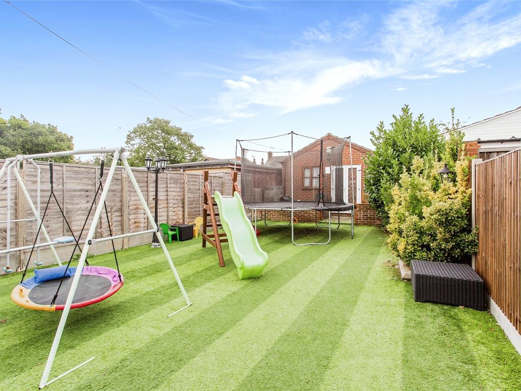 3 bed semidetached house for sale in Cumberland Avenue, SouthendOn