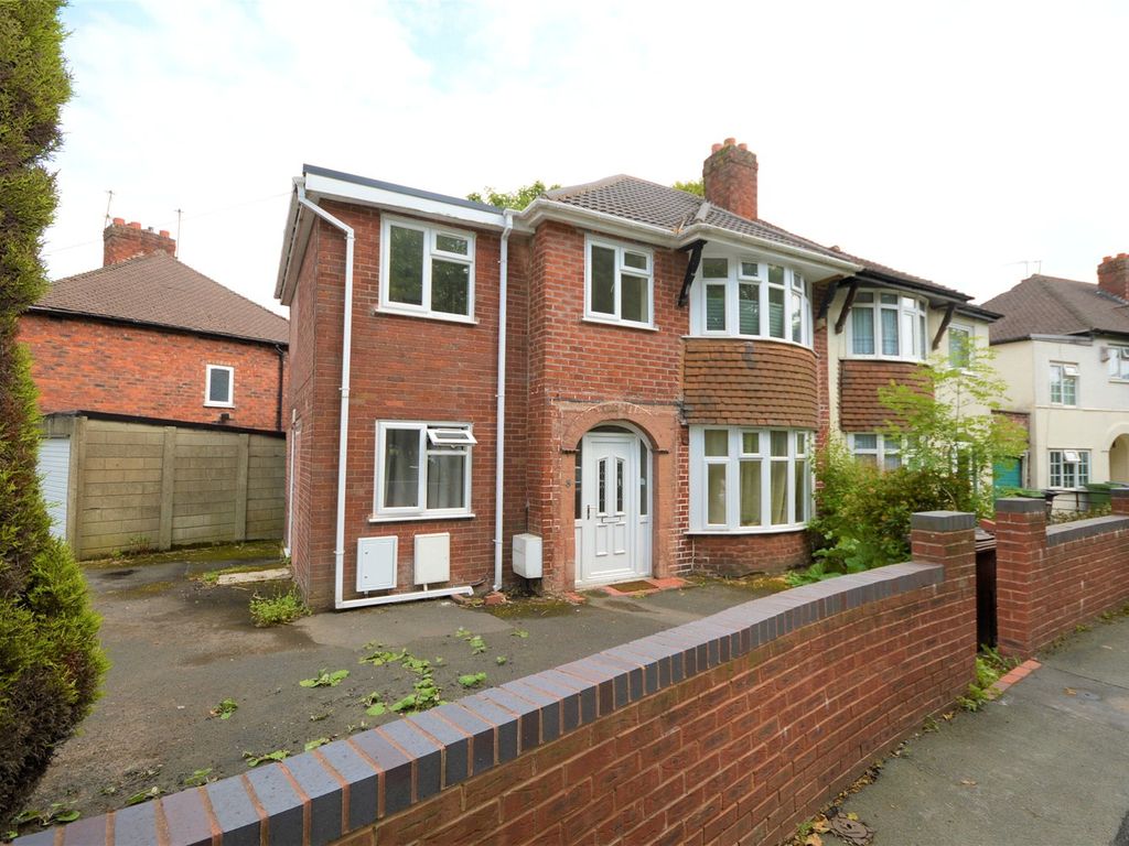 3 bed flat to rent in Walton Crescent, Wolverhampton, West Midlands WV4